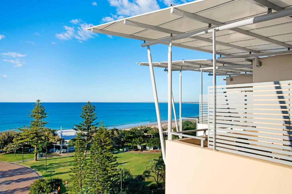 卡伦德拉乌尔提卡海鸥度假酒店的阳台享有海景。