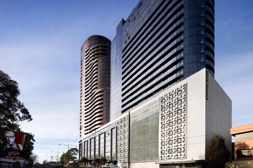 博士山艺术系列 - 陈氏公寓的一座大型建筑,有两座高高的摩天大楼