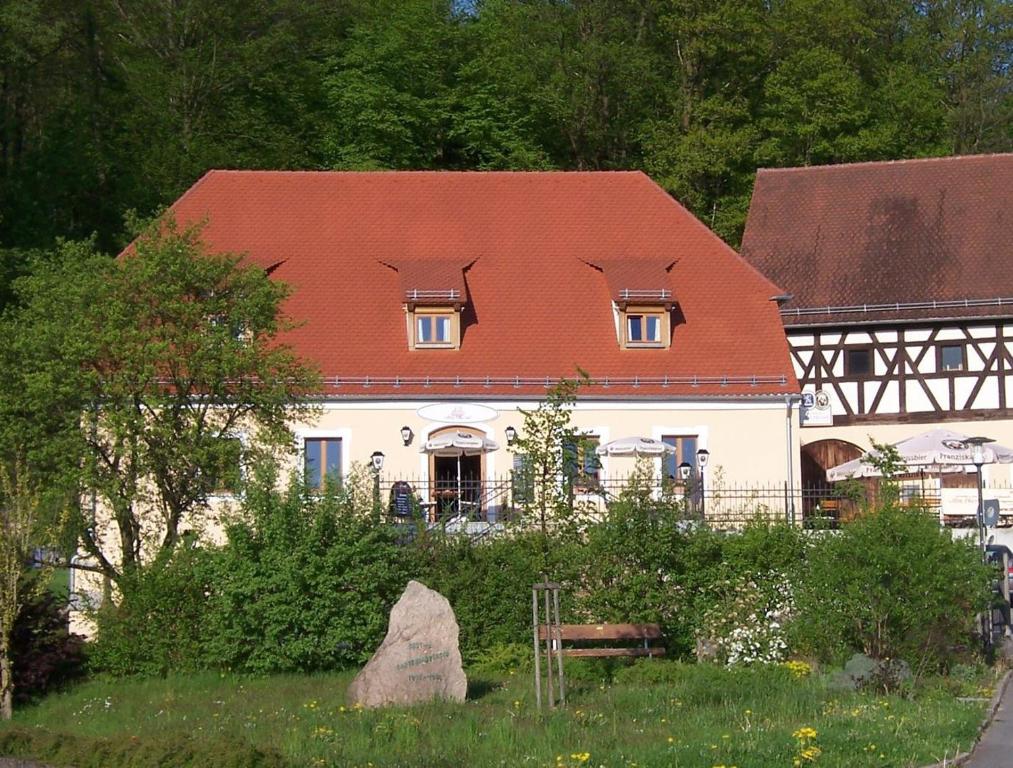 韦恩贝格-克布利茨Alter Pfarrhof的一座大型白色房屋,设有红色屋顶