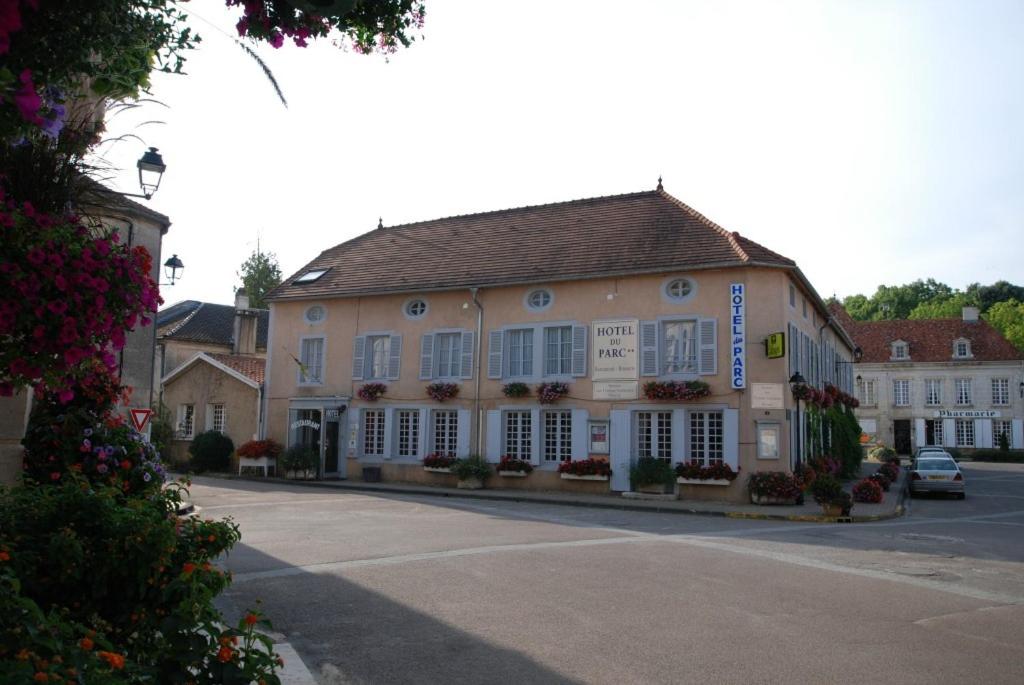 阿尔克昂巴鲁瓦Hôtel Restaurant Le Parc的街道边的大建筑