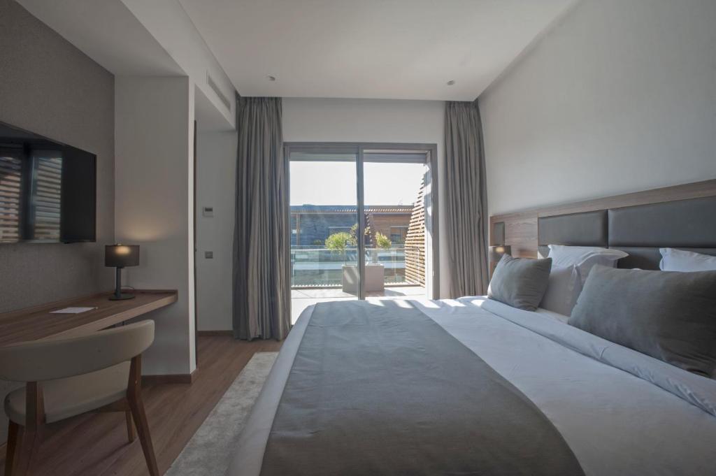 卡萨布兰卡海洋公园公寓式酒店的一间卧室设有一张大床和一个窗户。
