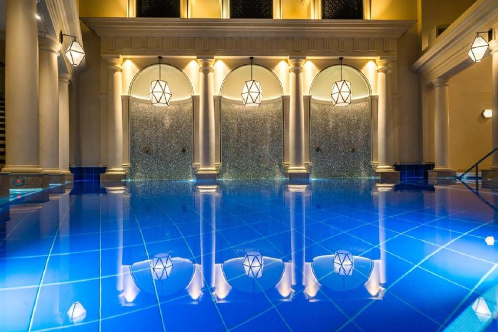 巴斯The Gainsborough Bath Spa - Small Luxury Hotels of the World的酒店大堂的游泳池,有蓝色的水
