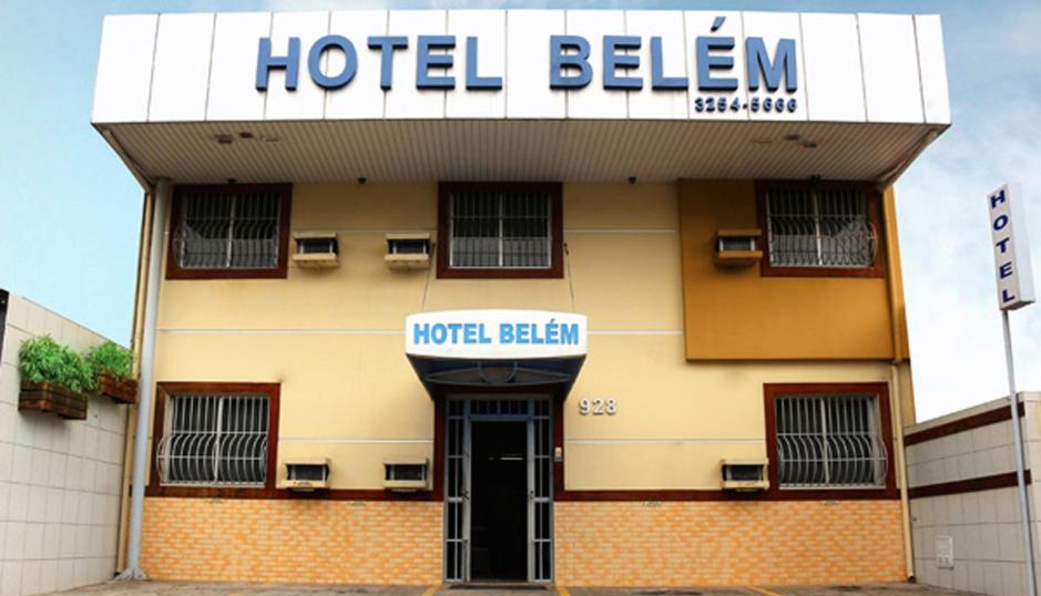 福塔莱萨Hotel Belem Fortaleza的酒店是一座美丽的建筑,门口设有标志