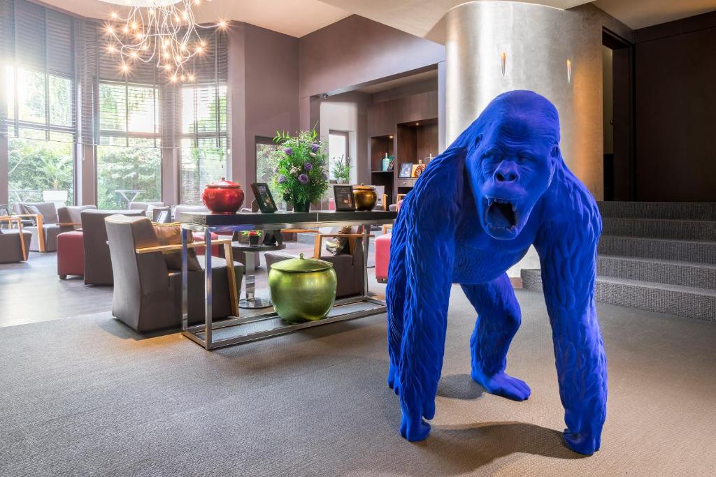 布鲁塞尔马丁布鲁塞尔欧盟酒店的客厅里大蓝色的狗雕像