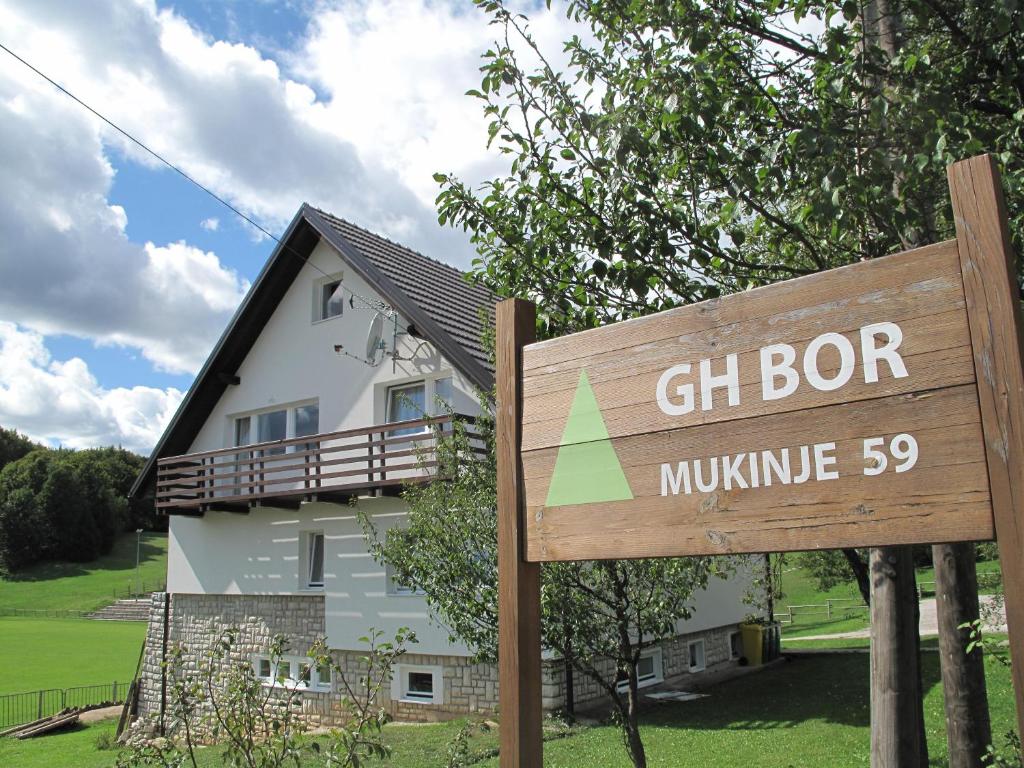 普利特维采湖Guesthouse Bor Plitvice Lakes的建筑前的标志