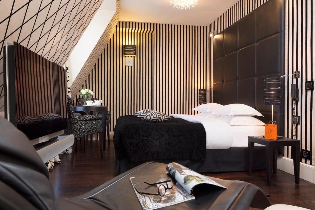 巴黎战神艾菲尔酒店的酒店客房设有两张床和一张桌子。
