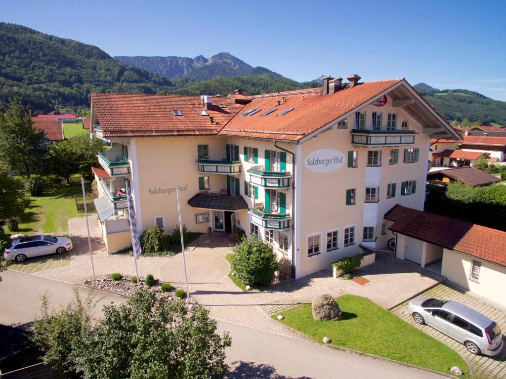 卑尔根萨尔茨堡霍夫酒店的享有建筑的空中景观,以群山为背景