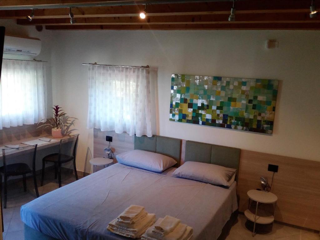 博尔索-德尔格拉帕Salvia e Timo Rooms的一间卧室配有一张床,另一间用餐室配有桌子