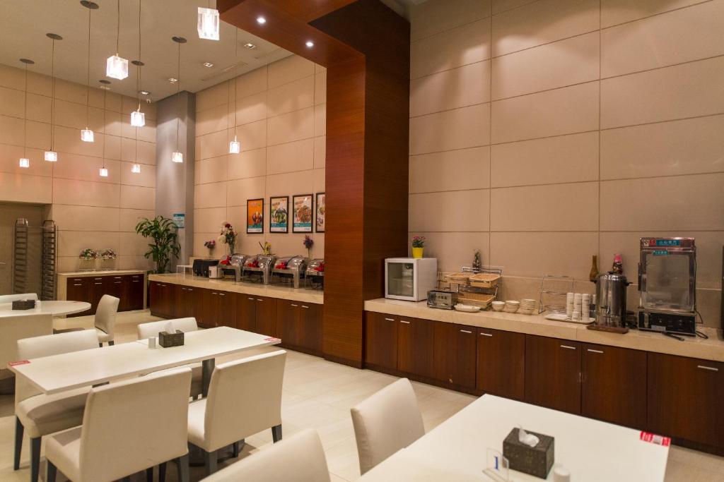 天水锦江之星品尚天水火车站金都商厦店的餐厅设有白色的桌椅和柜台