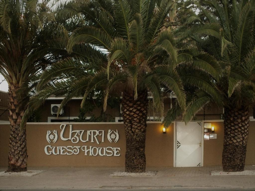 温特和克Uzuri Guesthouse CC的旅馆前两棵棕榈树