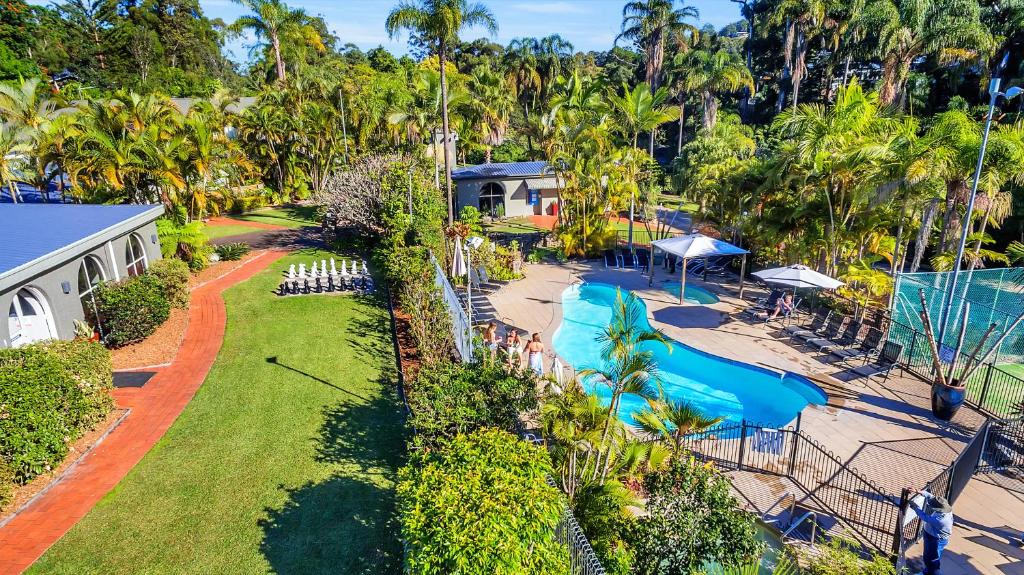 科夫斯港科罗拉湾度假酒店的享有带游泳池的度假村的空中景致