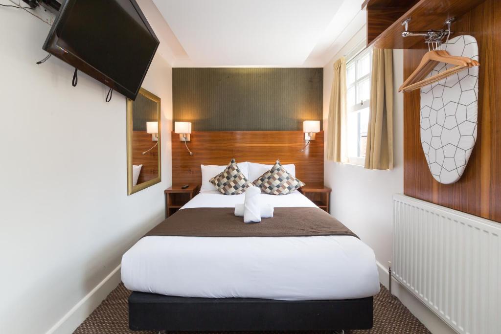 伦敦切斯特酒店的一间卧室,卧室内配有一张大床