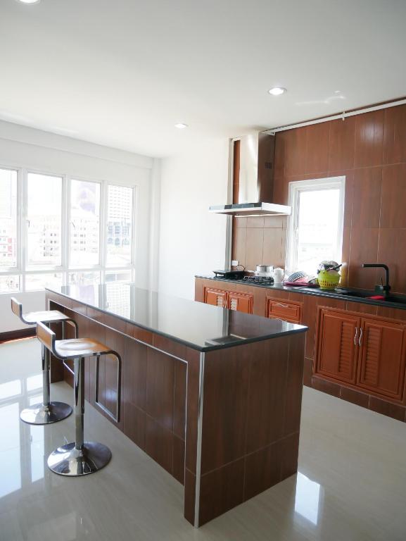 曼谷Room58的厨房配有柜台和凳子