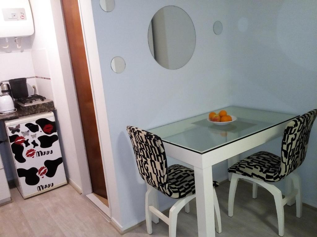 罗萨里奥Oroño 1的餐桌、两把椅子和镜子