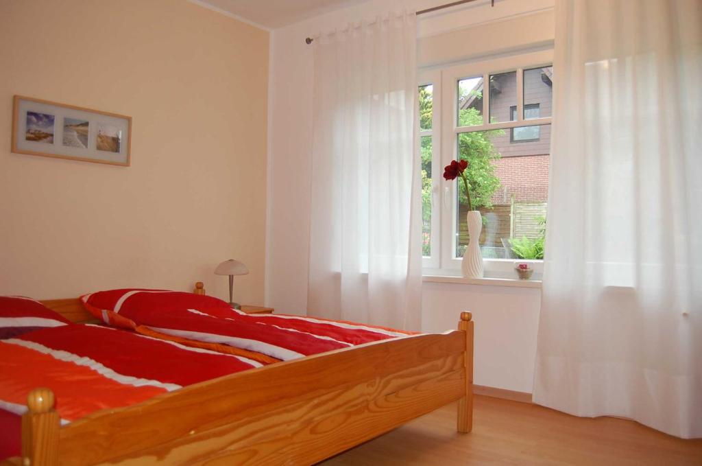 韦斯特尔斯特德Ferienwohnung_Beethovenstrasse的一间卧室设有一张床和一个窗口