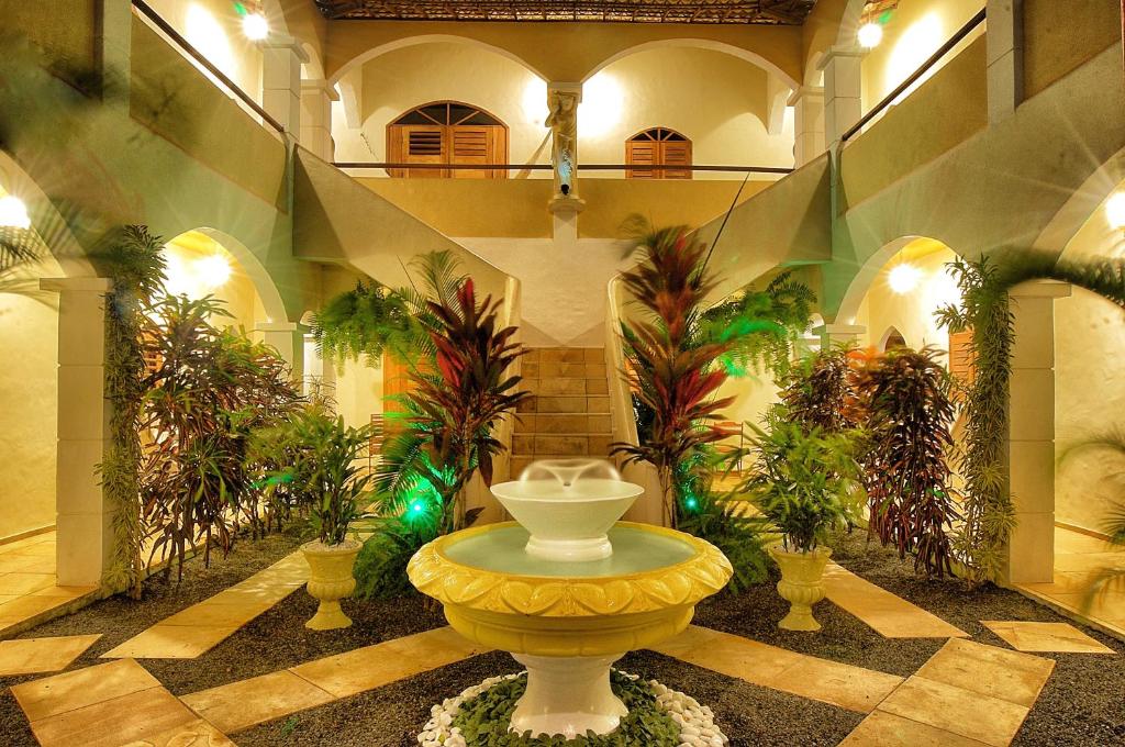 杰里科科拉麦地那杰里别墅旅馆的一座植物繁茂的建筑中,有一个庭院,里面设有喷泉