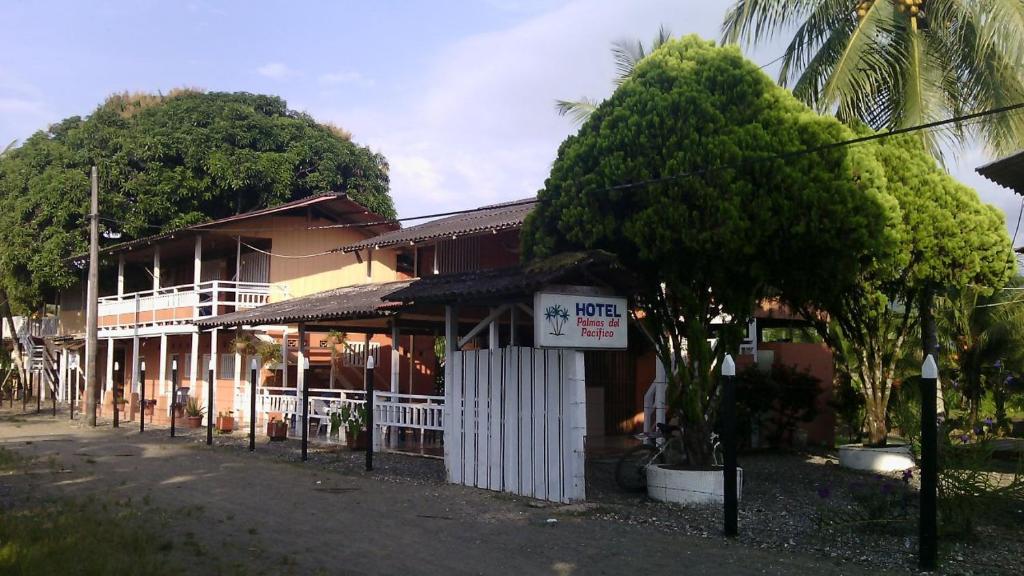 努基Hotel Palmas del Pacifico的前面有棕榈树的建筑