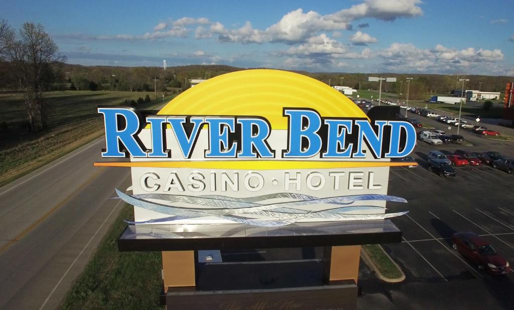 WyandotteRiver Bend Casino & Hotel的河弯赌场酒店标志