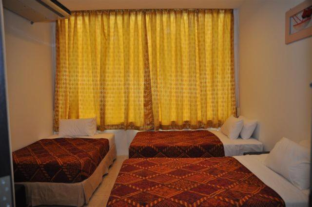 乔治市奥德经济型酒店的酒店客房设有两张床和窗户。