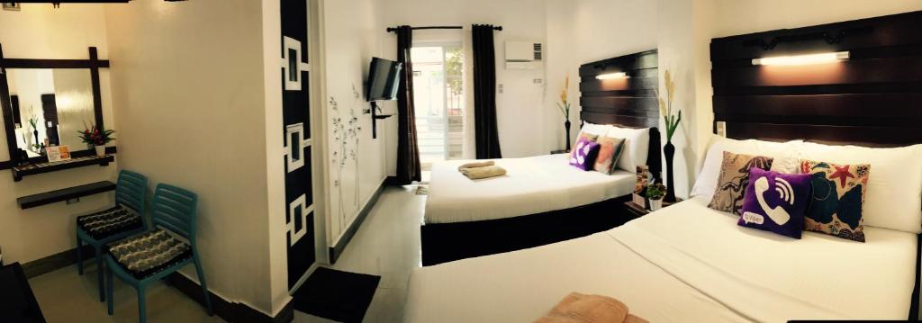 科隆太阳山谷旅客之家旅馆的小房间设有床和镜子