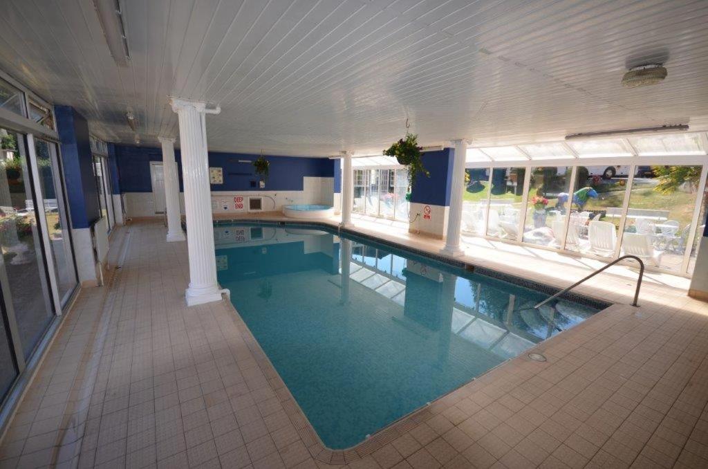 伯恩茅斯拉古娜酒店的一座带游泳池的大楼内的大型游泳池