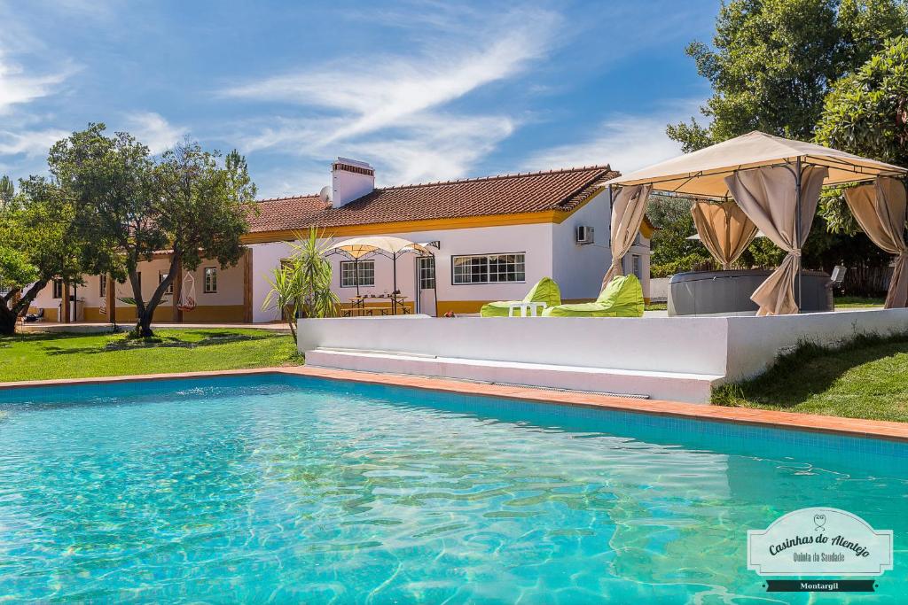 蓬蒂-迪索尔Quinta da Saudade的房屋前的游泳池