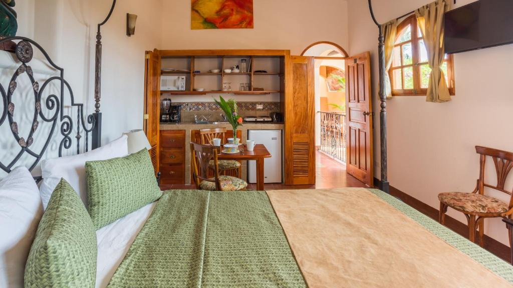 格拉纳达旧金山卡萨酒店的一间卧室配有一张床和一间厨房