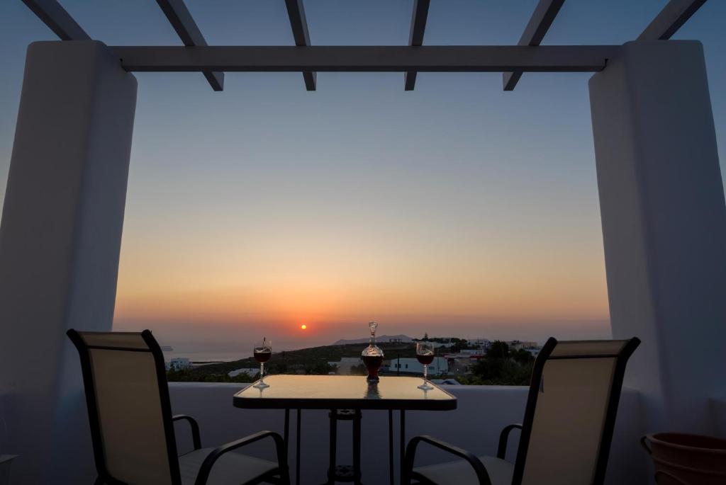 皮尔戈斯太阳景别墅酒店的享有日落美景的桌椅