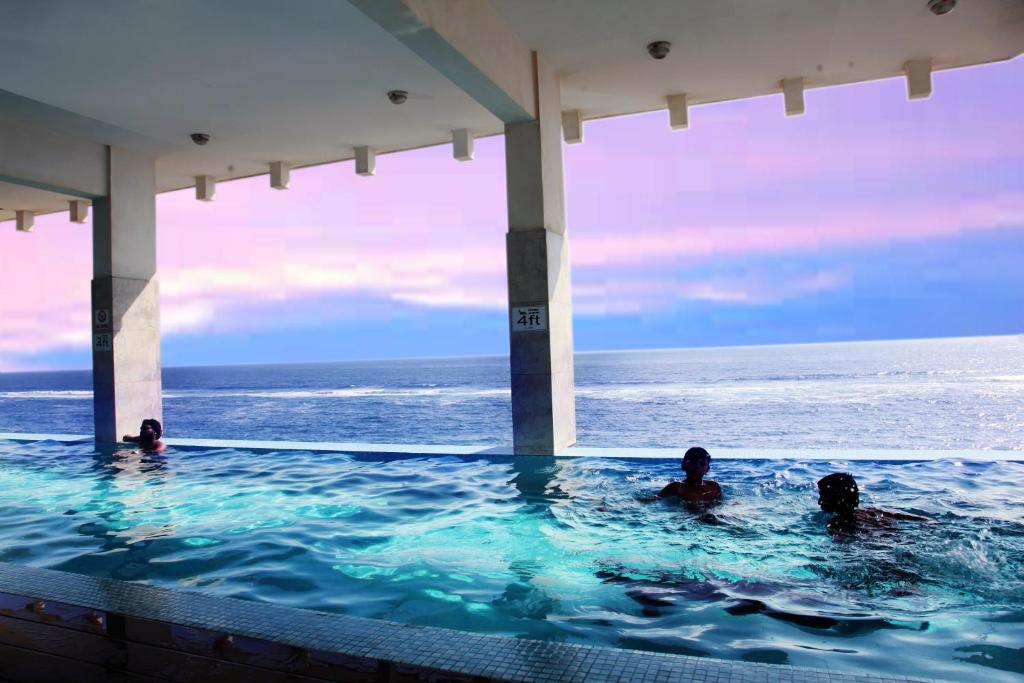 科伦坡科伦坡幻影酒店的两人在靠近海洋的游泳池里