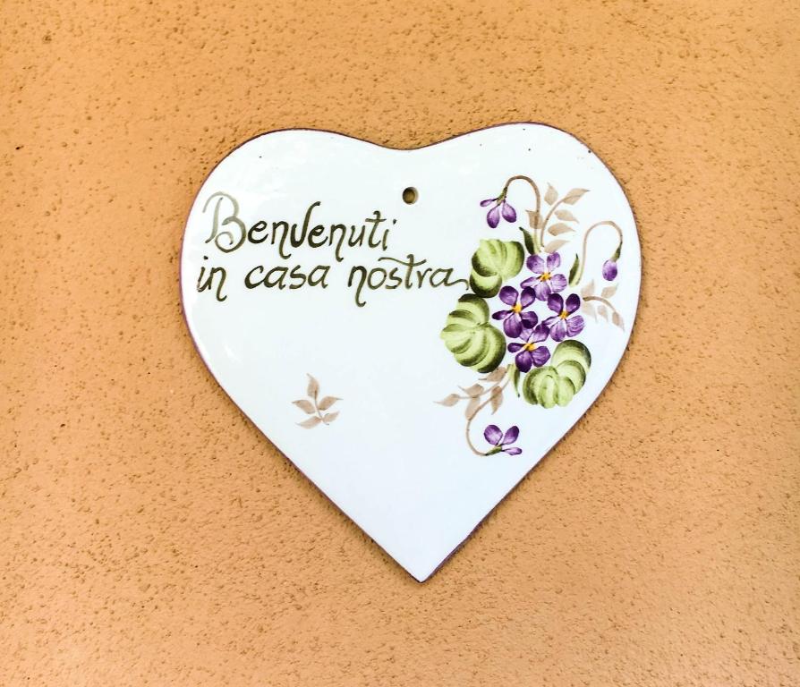罗马吉达吉迪诺住宿加早餐旅馆的墙上花的心形标志