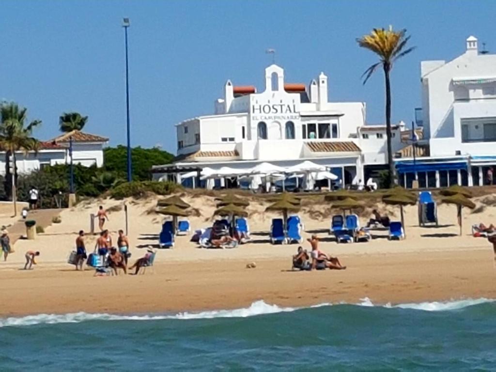 奇克拉纳－德拉弗龙特拉坎帕纳里奥酒店的一群人与酒店一起在海滩上