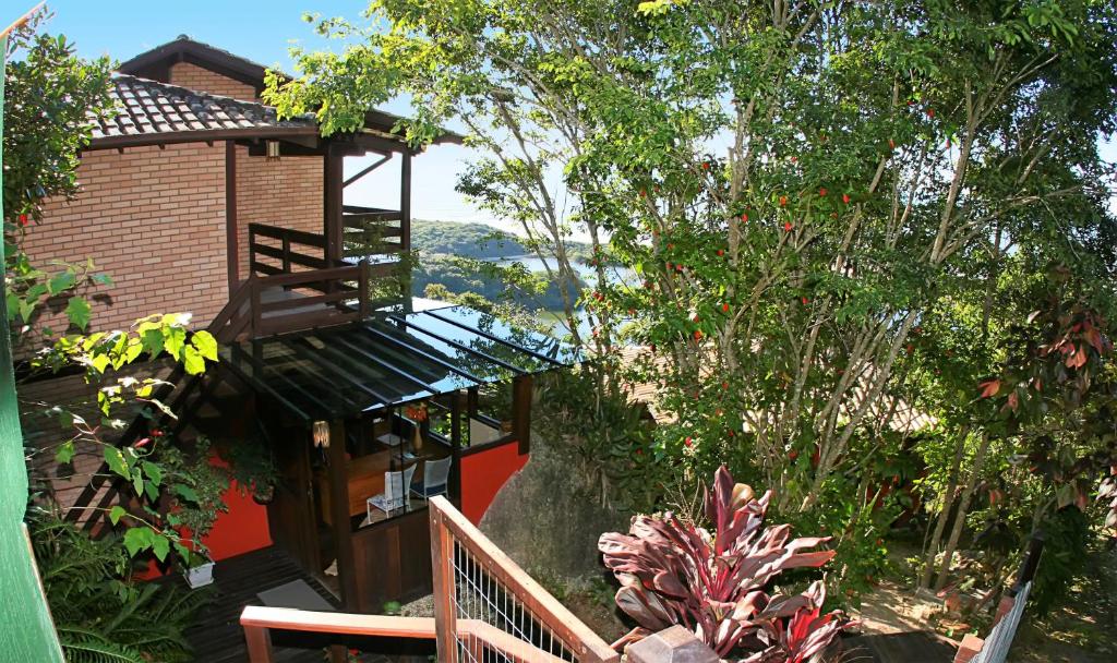 普腊亚罗萨Morada da Lagoa的花园内带阳台的房子