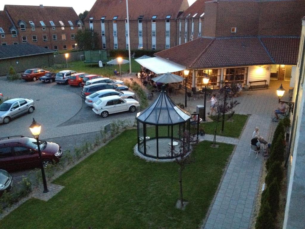 斯文堡斯温堡大宿舍酒店的停车场的顶部景色
