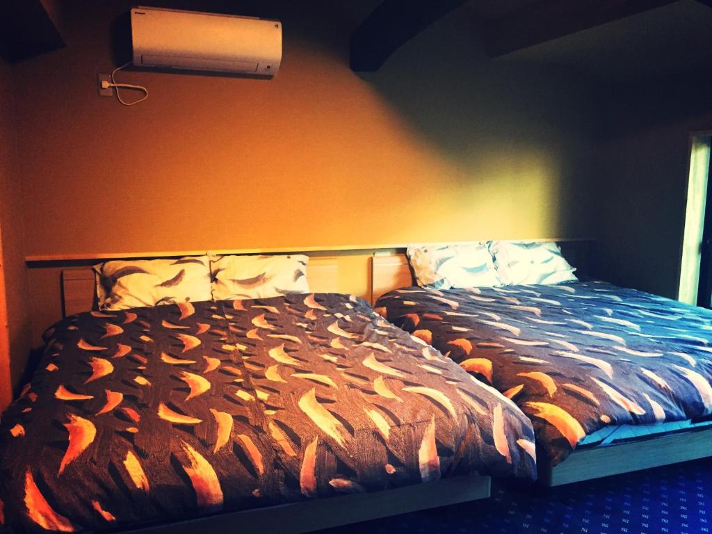宫津市宫津萨卡拉度假屋的一张床上的被子