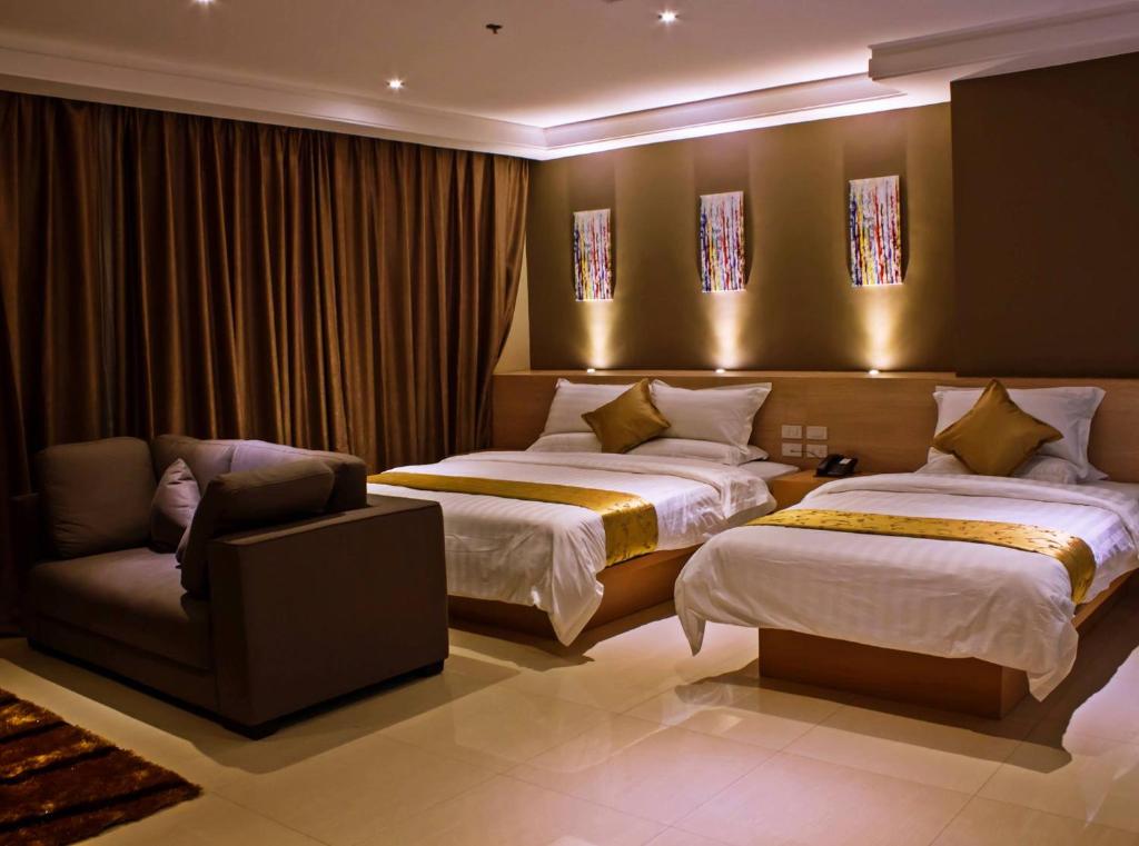 马尼拉德拉夏布里酒店的酒店客房,配有两张床和椅子