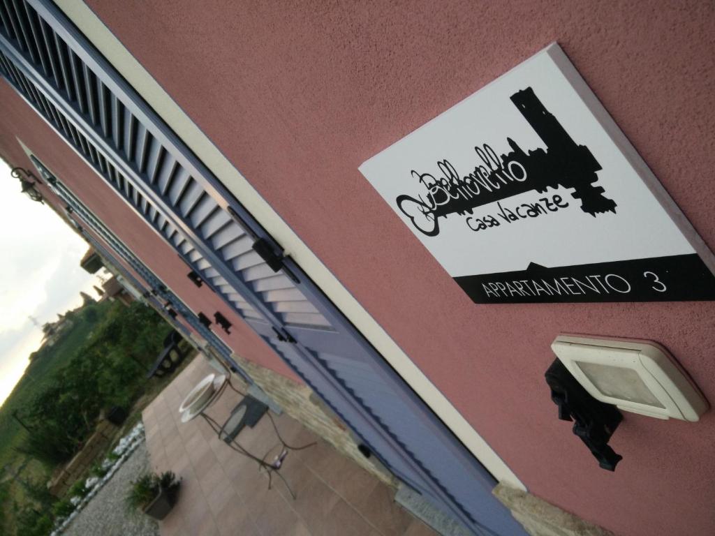 巴巴莱斯科Casa Vacanze Bellovello的建筑物一侧的标志