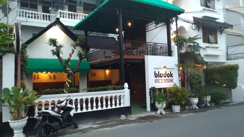 日惹布拉多克酒店&餐厅的停在大楼前的摩托车