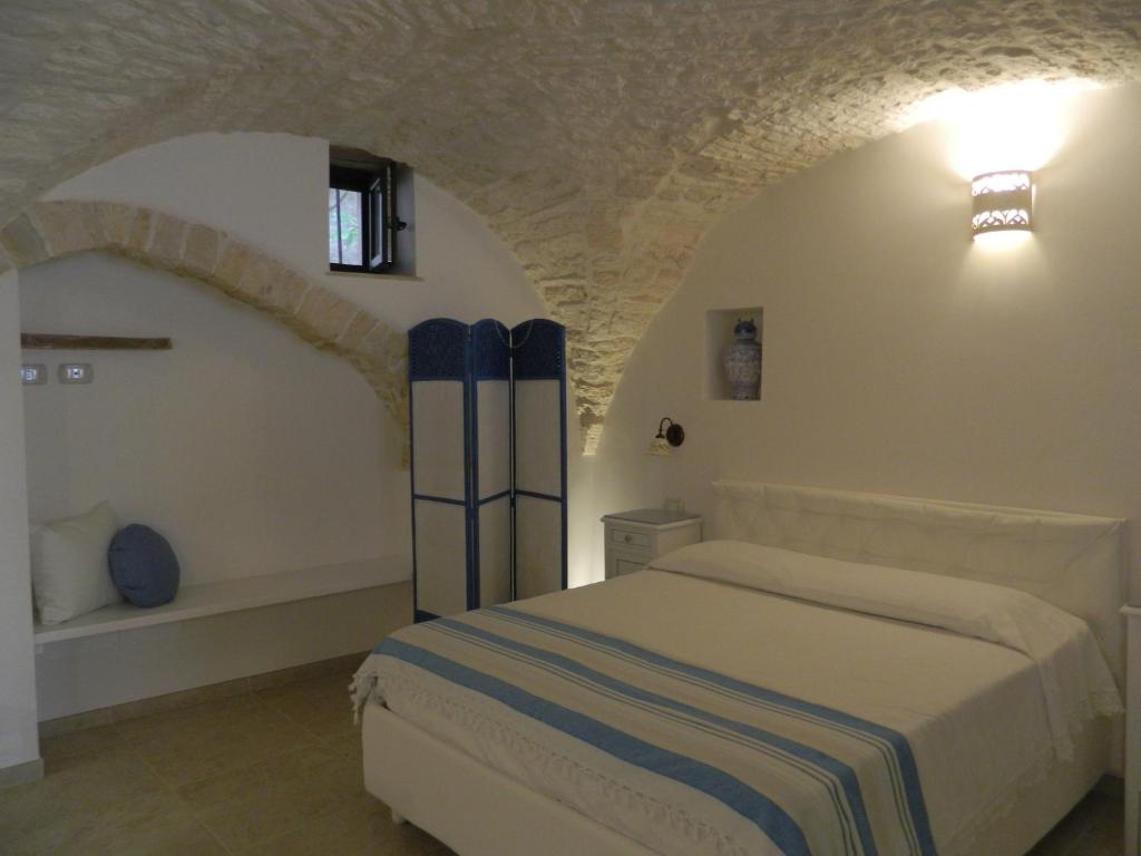 洛科罗通多Residenza COLLEVISA的卧室配有一张床