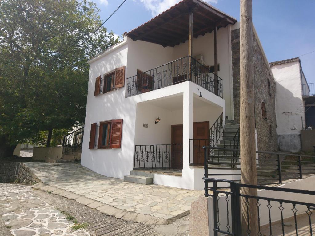 萨莫色雷斯Samothraki的带阳台和楼梯的白色房屋