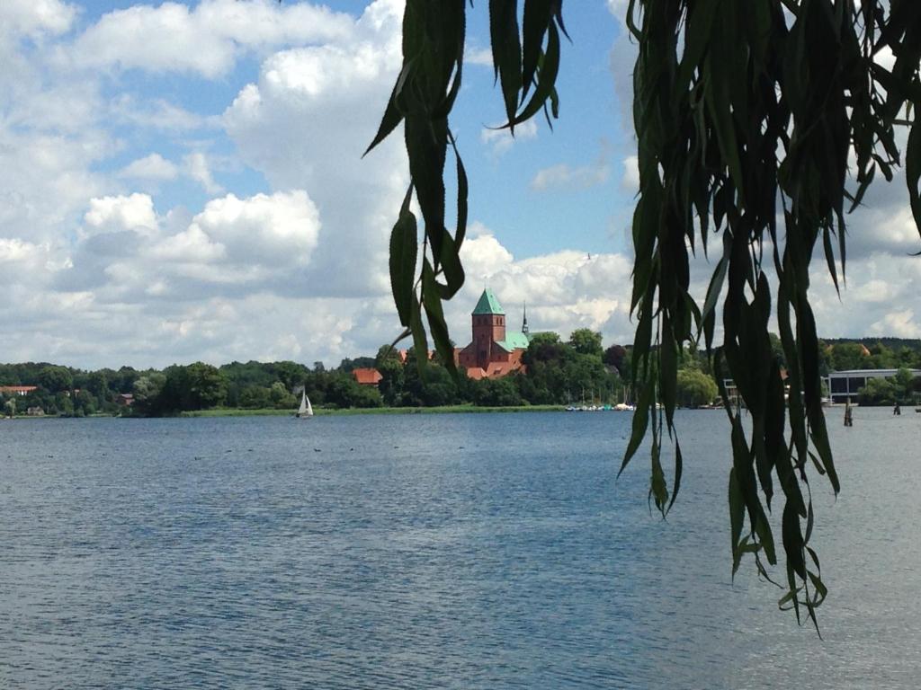 拉策堡维特勒斯酒店的享有远处湖泊和教堂的景色