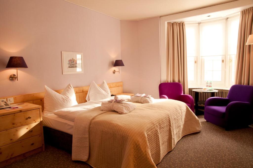 蓬特雷西纳Sleep only的酒店客房,配有一张床和一张紫色椅子