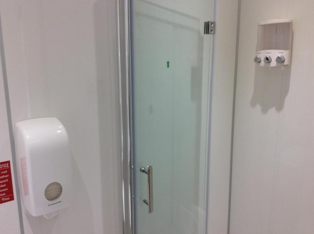 New DeerRudan Guest House的浴室里设有玻璃门淋浴