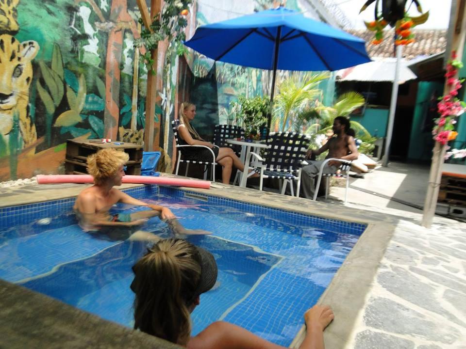格拉纳达Hostal Mochilas的两名儿童在度假村的游泳池玩耍