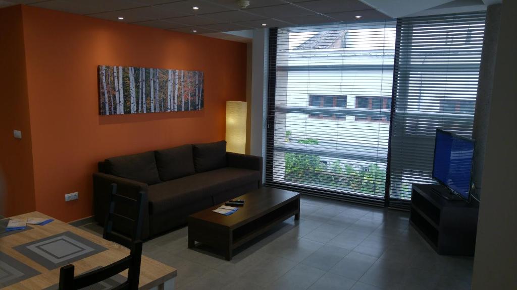 罗萨里奥港Studio Loft Fuerteventura的带沙发和咖啡桌的客厅