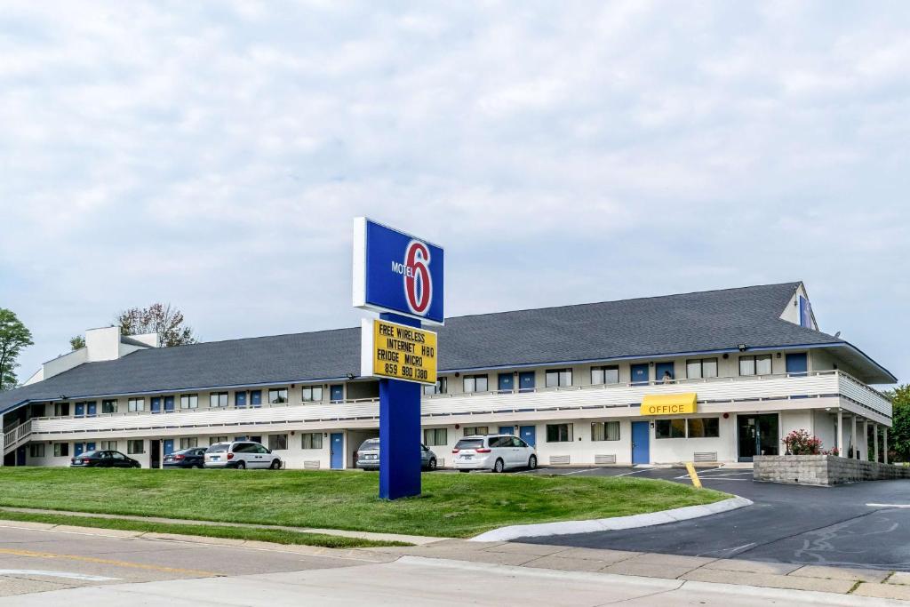 弗洛伦斯Motel 6 Florence, KY - Cincinnati Airport的前面有标志的加油站