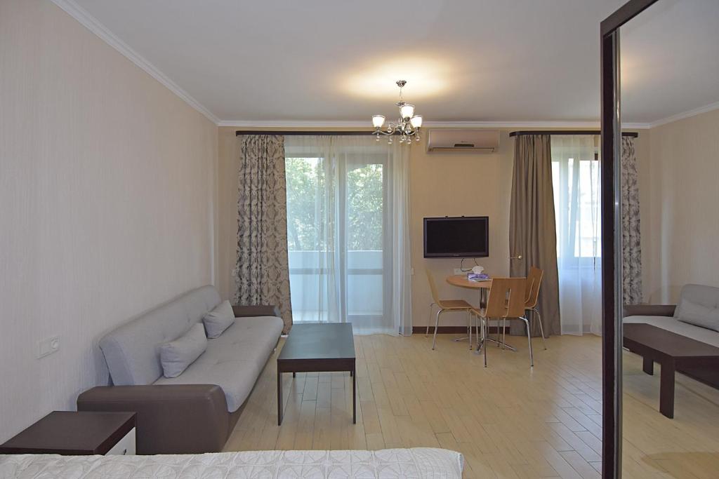 埃里温LUX apartment on Koghbaci的客厅配有沙发和桌子