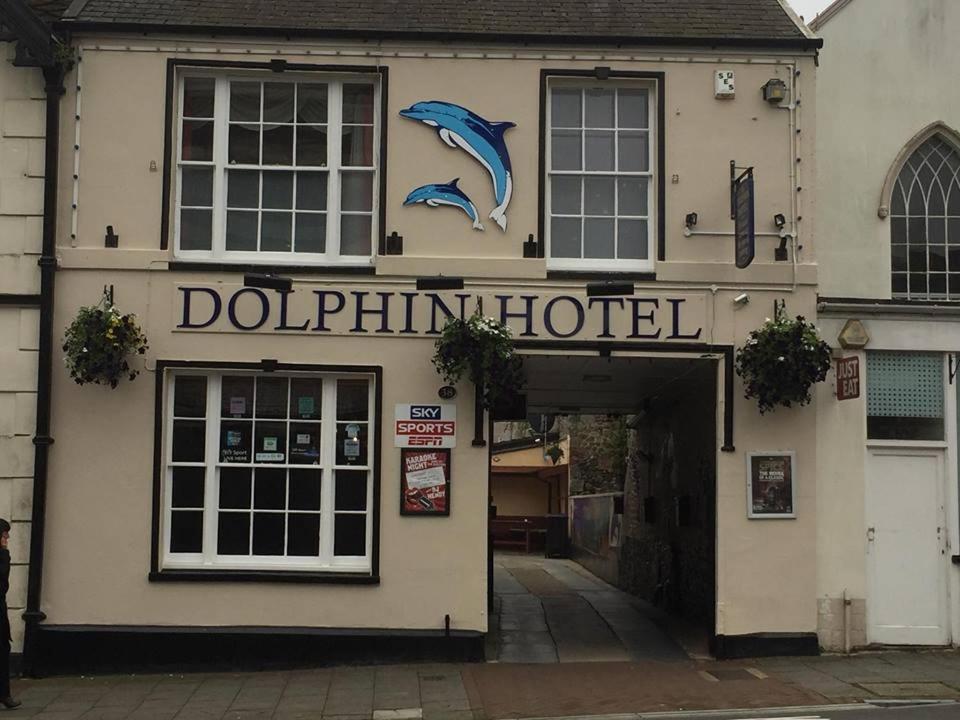 查尔德The Dolphin Hotel的海豚酒店,在大楼的一侧有标志