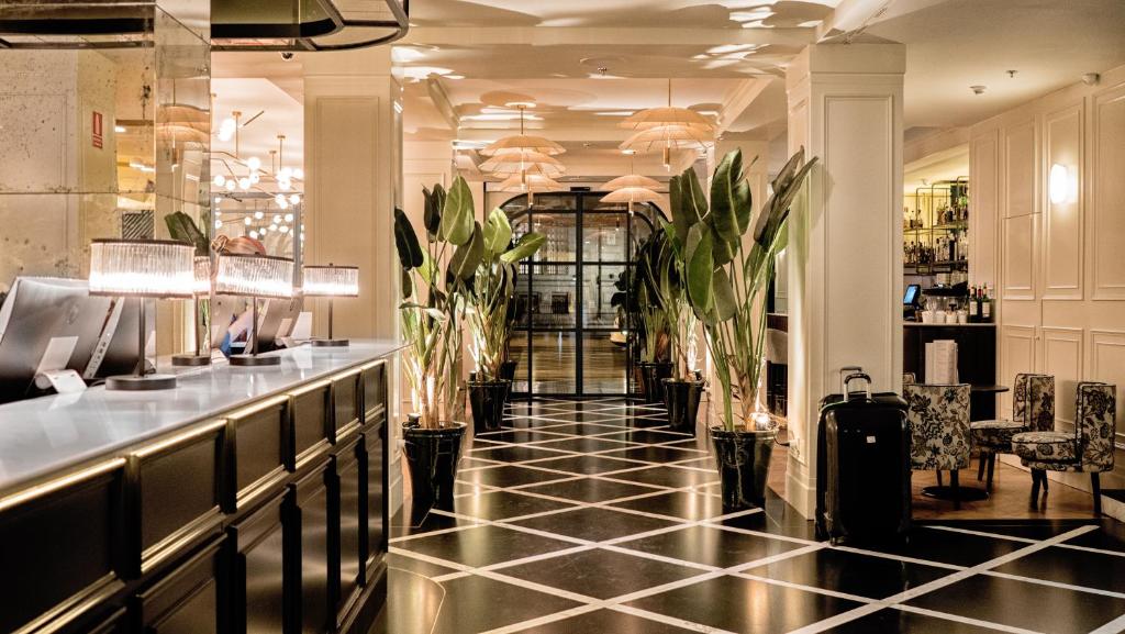 马德里里贾纳酒店的大堂设有种植了植物的酒吧