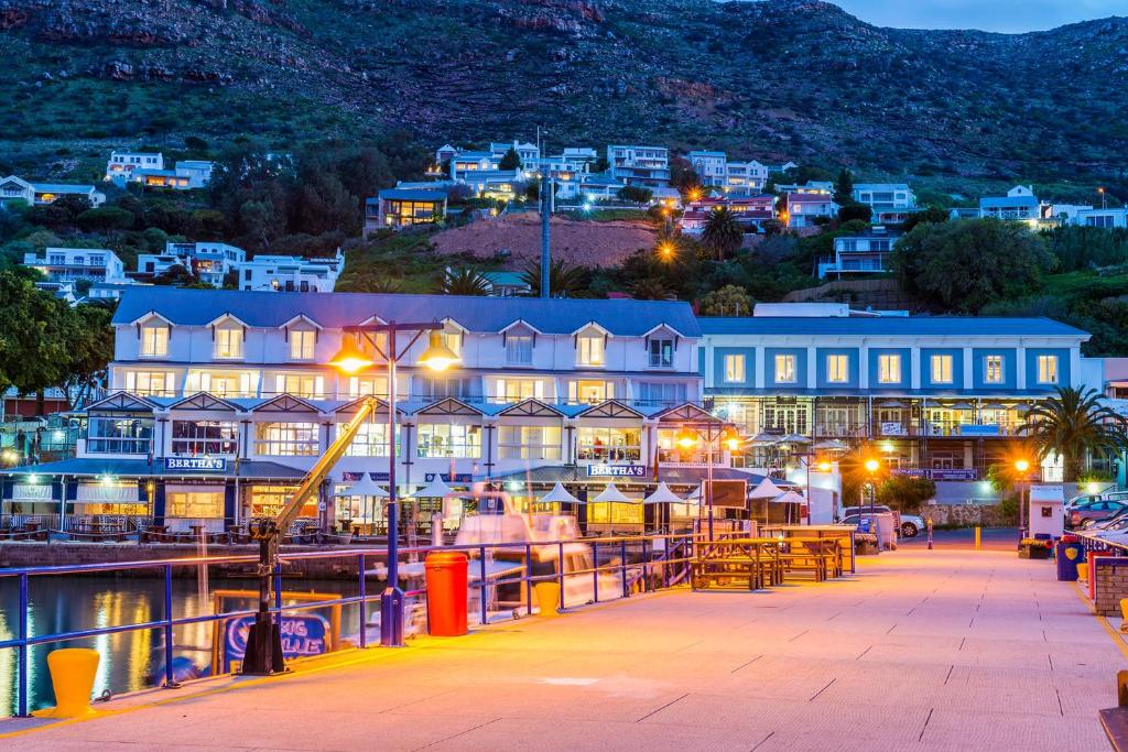 西蒙镇Simon's Town Quayside Hotel的夜间水上度假村