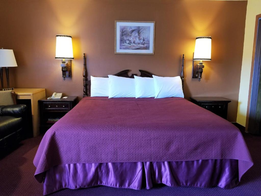 温尼马卡丽晶汽车旅馆的酒店客房设有一张大床和紫色床罩